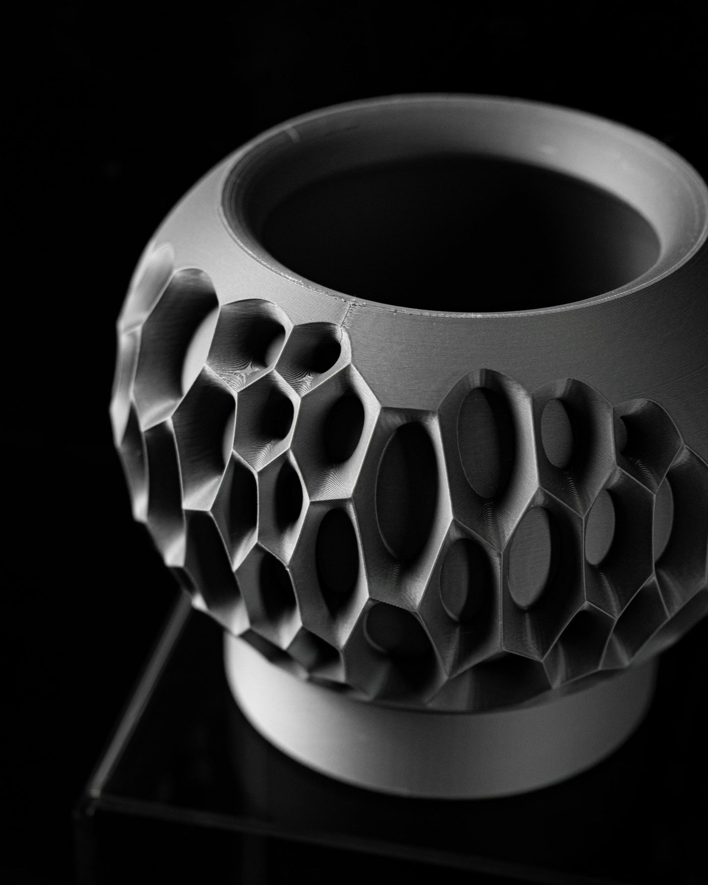 Moderner Blumentopf mit Drainage "Suriv"| Exklusiv 3D gedruckter Topf für Blumen & Pflanzen