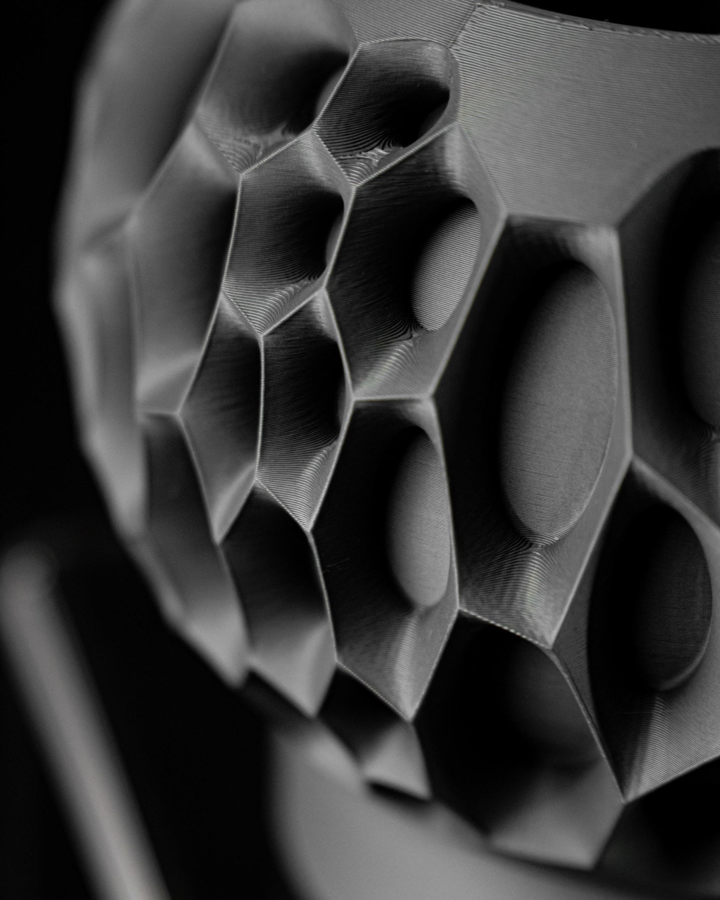 Moderner Blumentopf mit Drainage "Suriv"| Exklusiv 3D gedruckter Topf für Blumen & Pflanzen