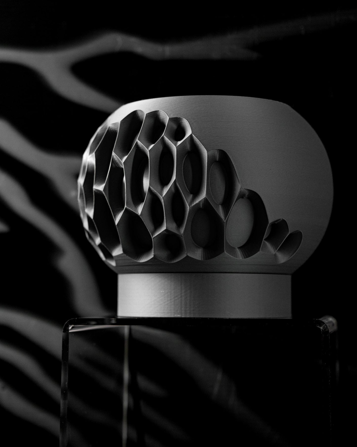Moderner Blumentopf mit Drainage "Suriv"| Exklusiv 3D gedruckter Topf für Blumen & Pflanzen